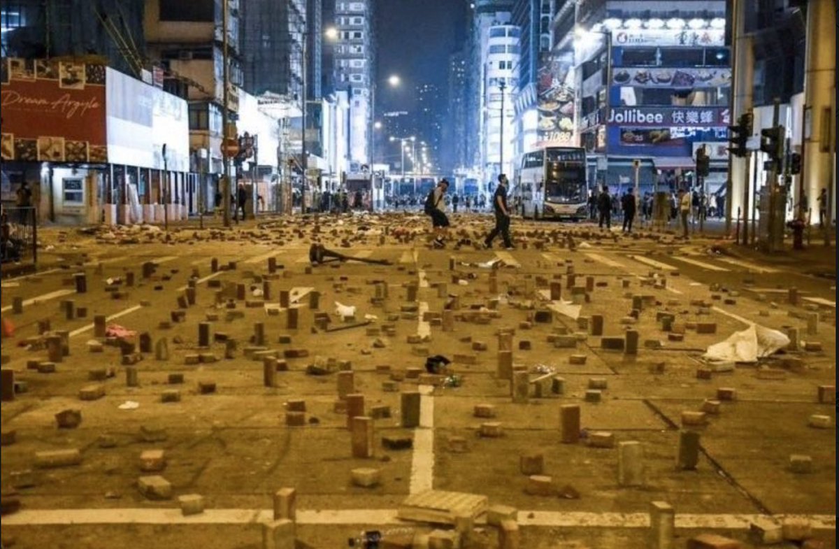 Soyunaz's tweet photo. Pegamento y adoquines. Así son las nuevas barricadas de Hong Kong. Fácil, sencillo y para toda la familia. https://t.co/OD6Z1VXYQl