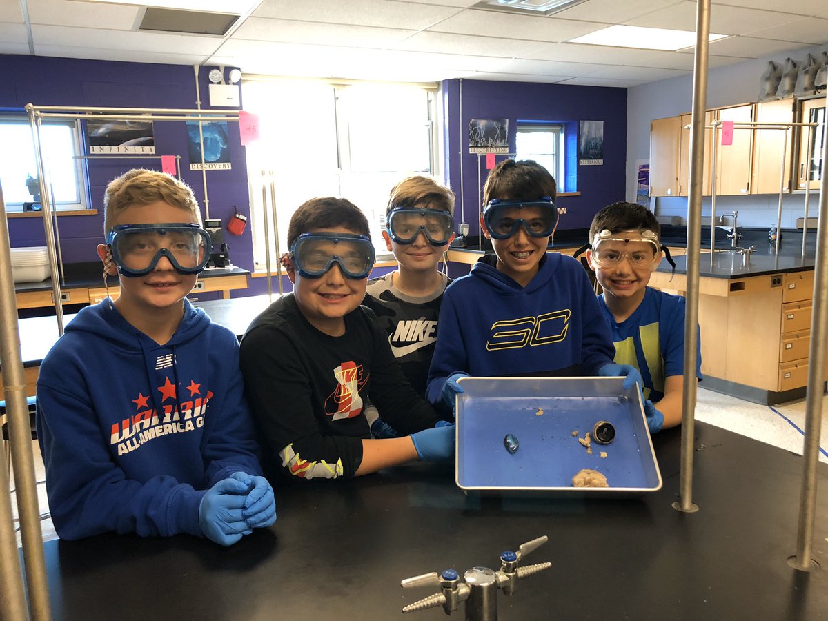 jsheehan927's tweet photo. Seems like cow eye dissection is catching on in Mrs. A’s extra help. Experiential learning at its best. #Scienceondemand #RoslynSchools #RMSScience @RoslynMS @cjohanson45 @DaveLaz1 @m_goldspiel https://t.co/ATk8dd00hc