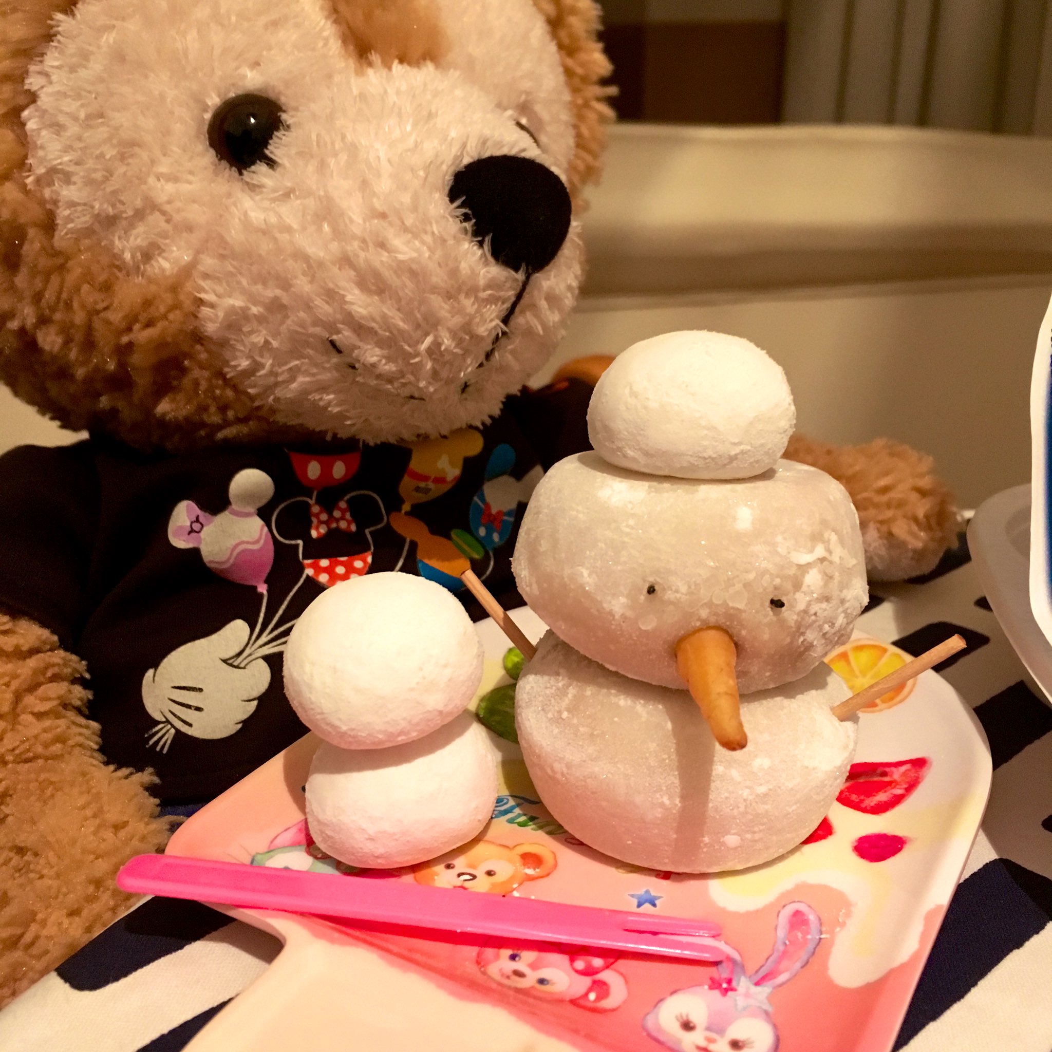 くいしんぼうダッフィー アナ雪やってるから ダッフィーもオラフつくってみた いただきます ダッフィー Duffy 食いしん坊ダッフィー 雪見だいふく 雪だるまつくーろー T Co Y3ywrflnk0 Twitter