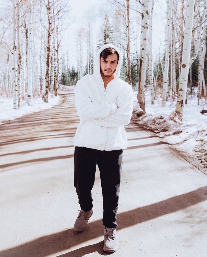 versacegrqnt's tweet photo. HE LOOKS SO COZY🥺 https://t.co/RqQ08opIBG