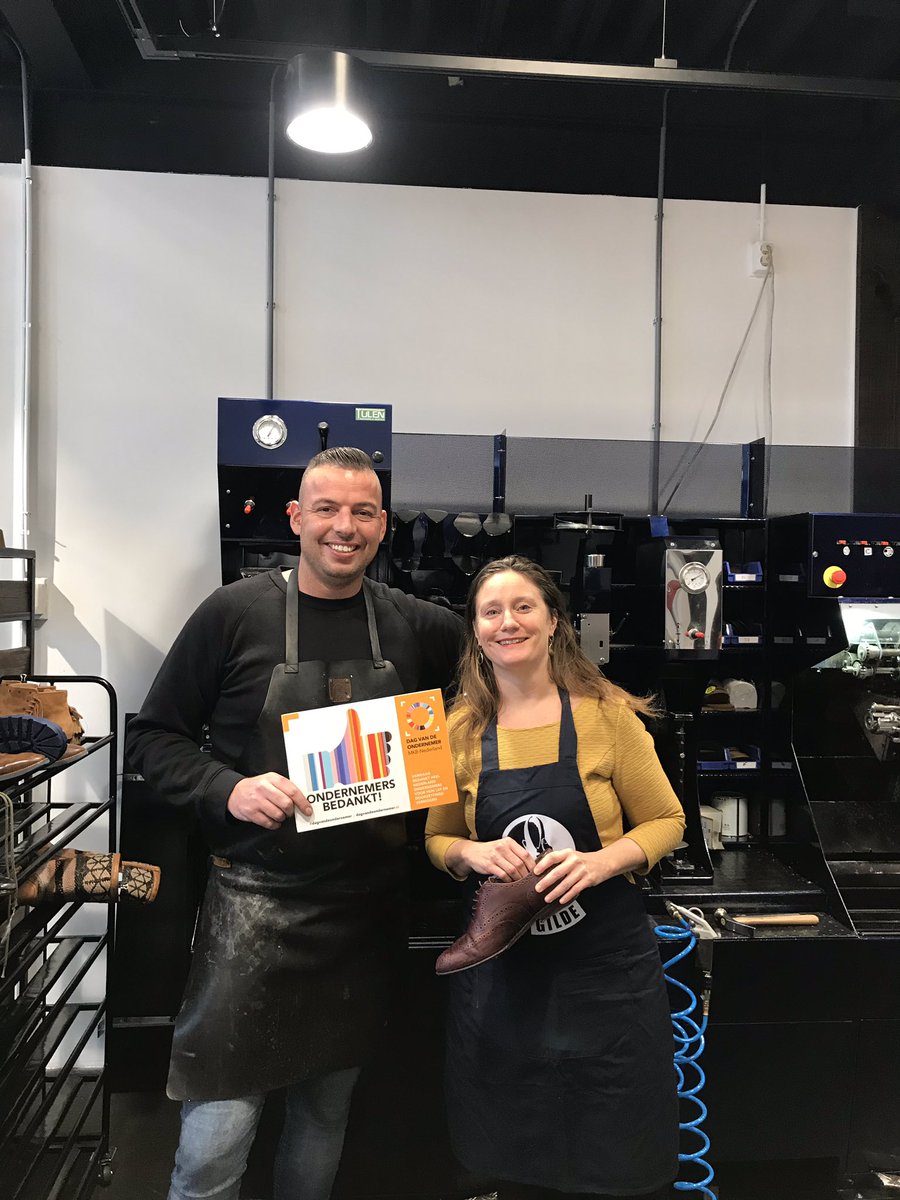 In de leer bij schoenmaker Dimitri op de #DagvandeOndernemer. Jaarlijks worden er 50 miljoen paar schoenen afgedankt. Je schoenen repareren is dus super duurzaam. #repair #waardeerhetrepareerhet