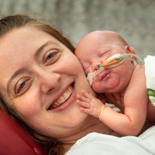New trials are testing whether giving mums and premature babies the same skin-to-skin contact after birth - just like full term babies enjoy - is safe for these vulnerable newborns. Mum Vanessa McCallum and her baby Jasmine at the Royal Women's Hospital.… ift.tt/2CMmG0z