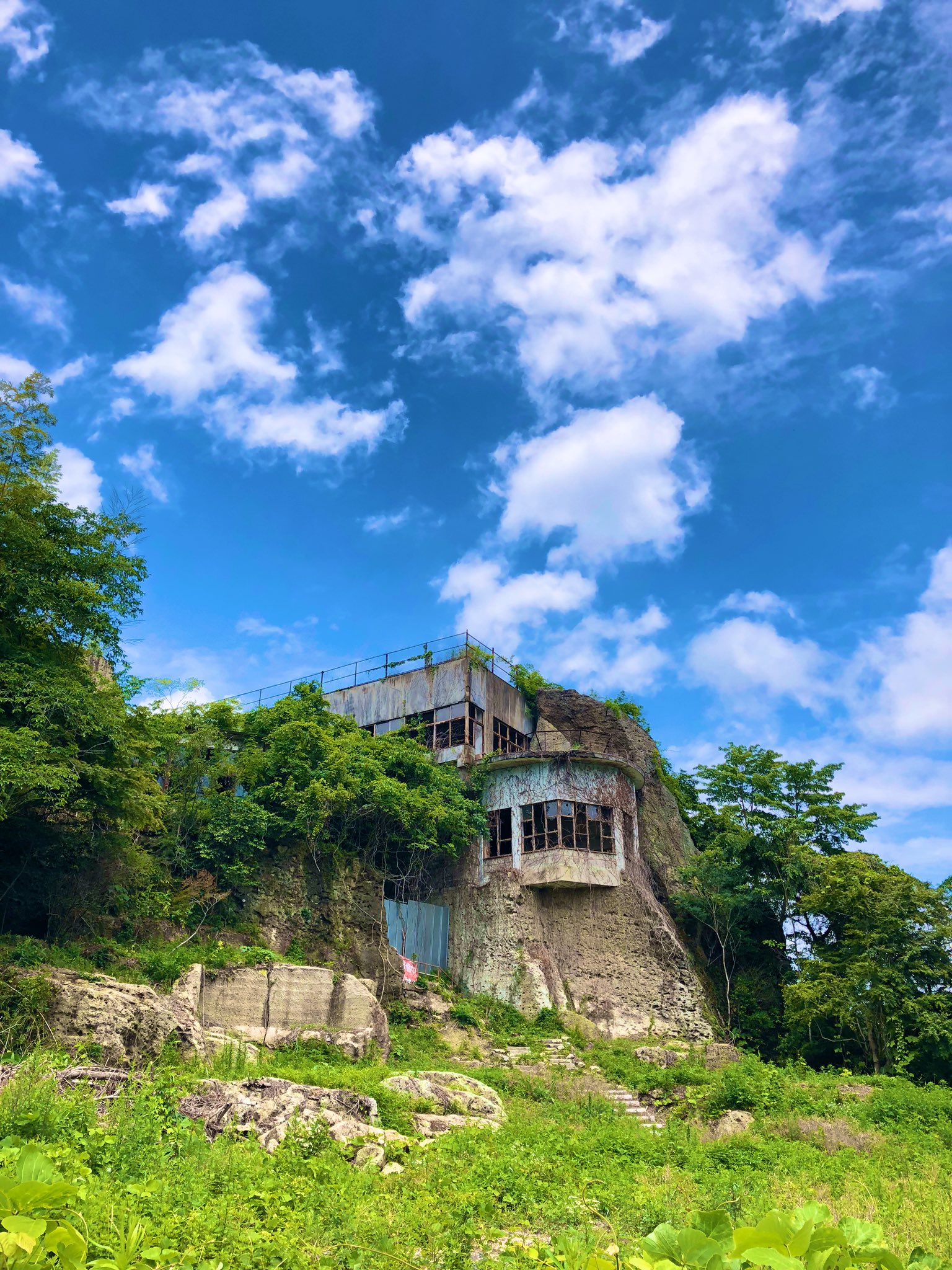 真秋 廃墟のおはなし 4 日本遺産 大谷石文化 で有名なエリアに存在するヘルスセンターの廃墟 ヘルスセンターという言葉だけでも充分すぎるほどのノスタルジー 完璧に岩壁と融合したその姿は 廃墟界憧れの女王にあやかって 栃木のマヤカン とも 栃木