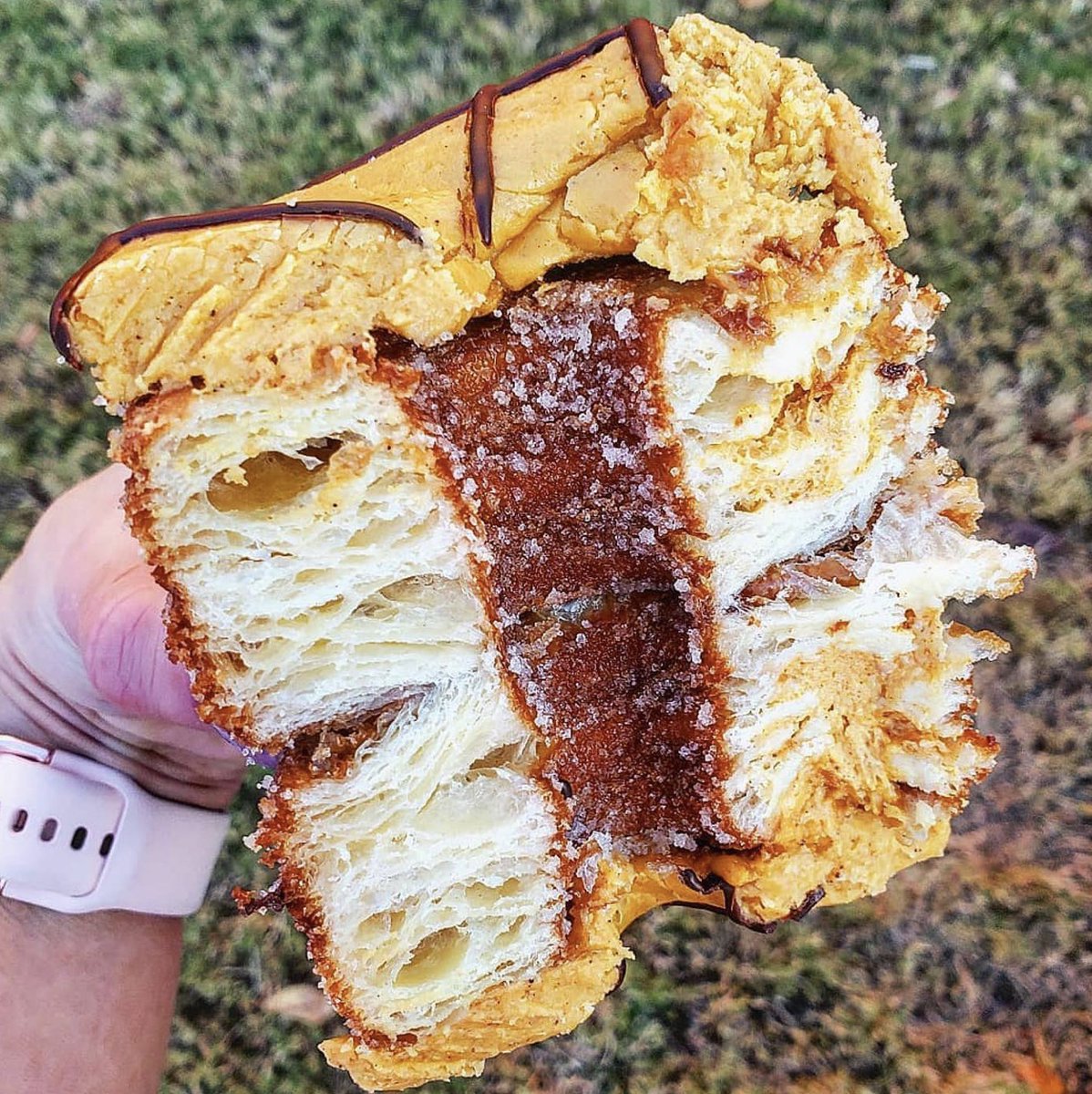 WannadoNash's tweet image. Happy Friday! You deserve one of these.. A brown butter glazed doughnut with pumpkin whip inside from #FiveDaughtersBakery. Holy donut!

We're also just counting down 'til the new Five Daughters Bakery opens on Charlotte Ave!

zcu.io/43o4 

#nashvillebreakfast