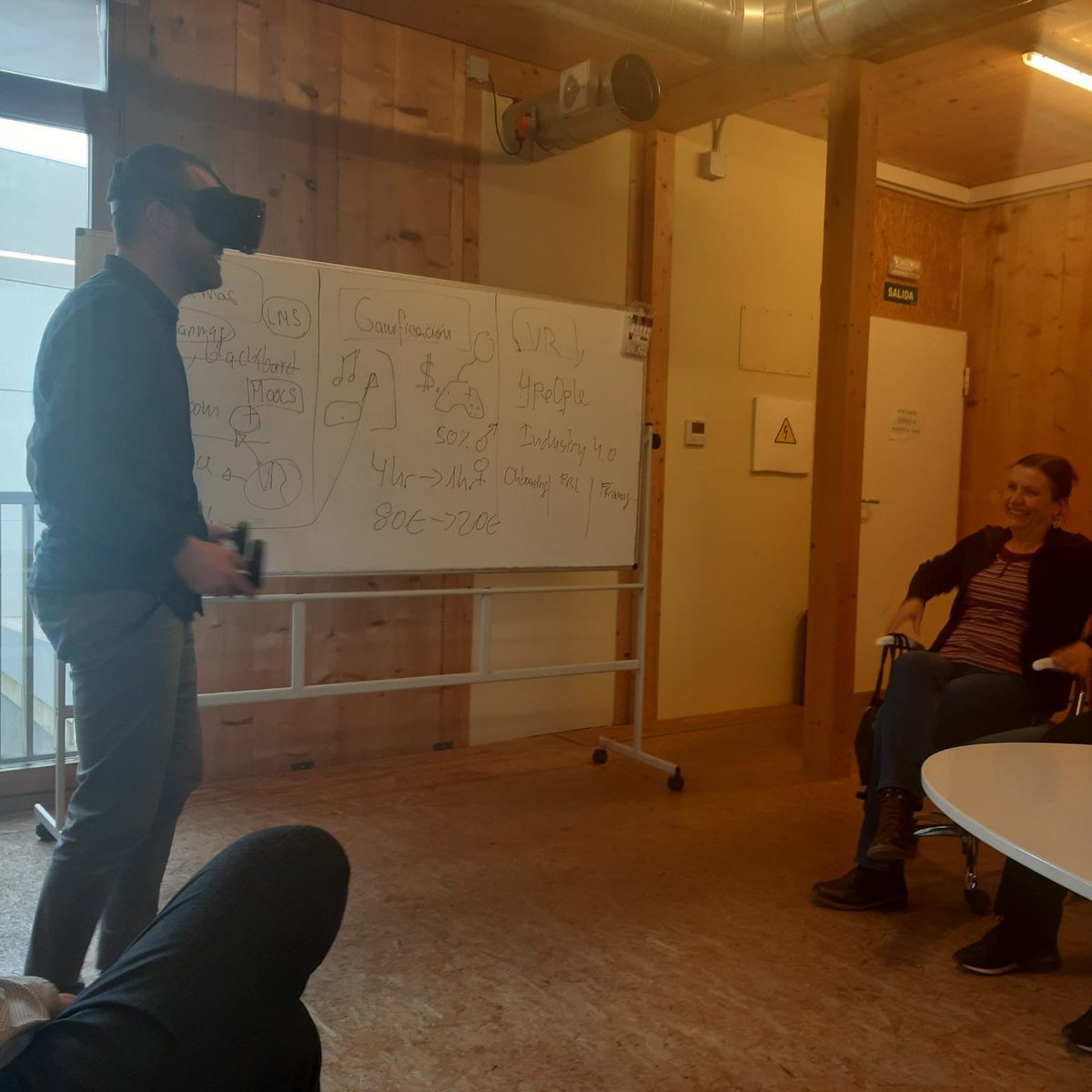 solidvirtual's tweet image. Ayer recibimos en nuestras oficinas a @IkaslanEuskadi buscando desarrollar contenidos de e-learning y pudieron conocer #4Pe0ple, nuestra solución de formación 
 VR deslocalizada de los trabajadores.