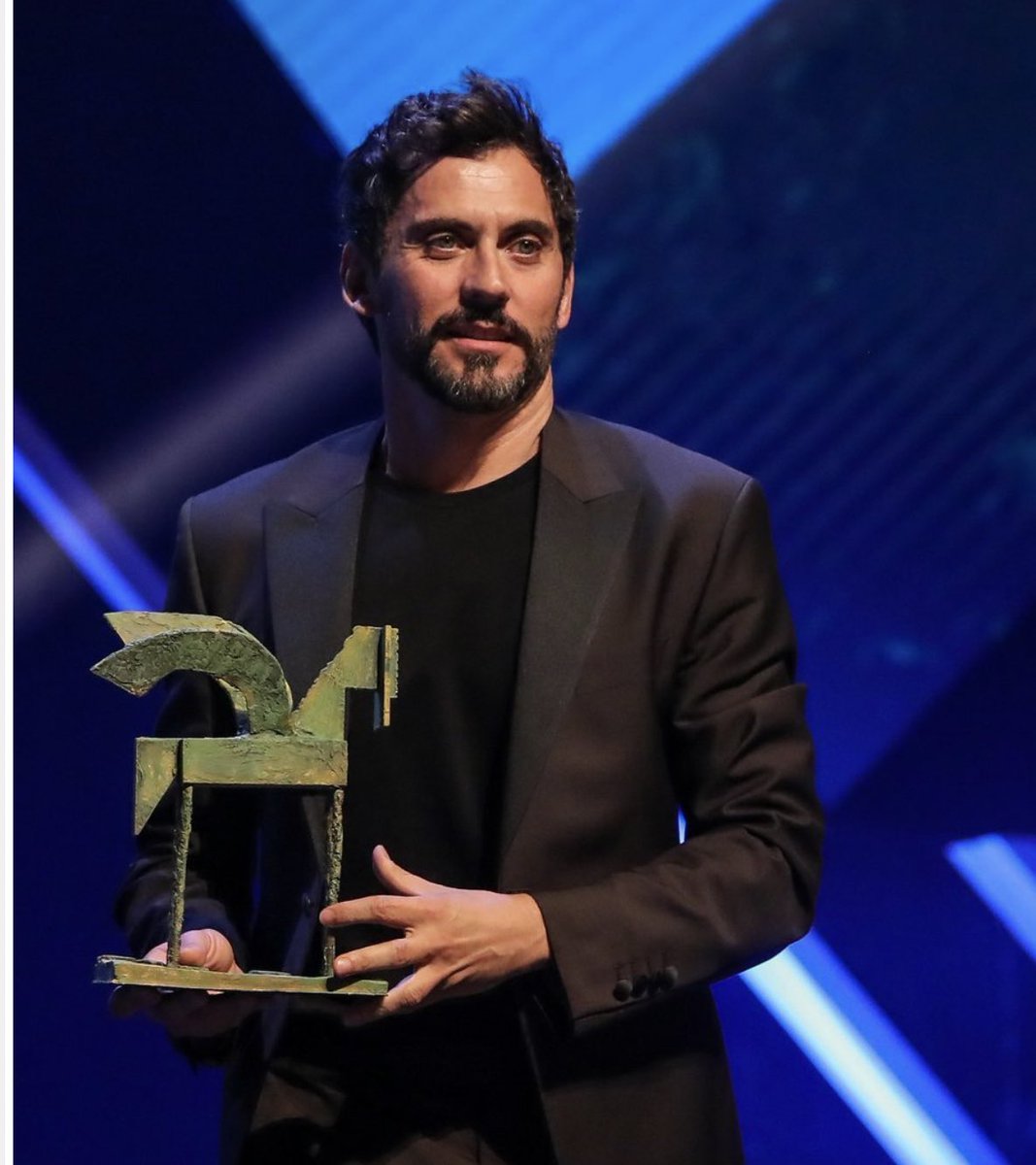 pacoleonbarrios's tweet photo. Orgullo de representar de alguna manera con @ArdeMadrid  y junto a #Hierro de @MovistarPlus  la buena producción de series de tv que se hacen en España, referente en el mundo entero. 💪🍾💥 https://t.co/mFNrBr3cpx