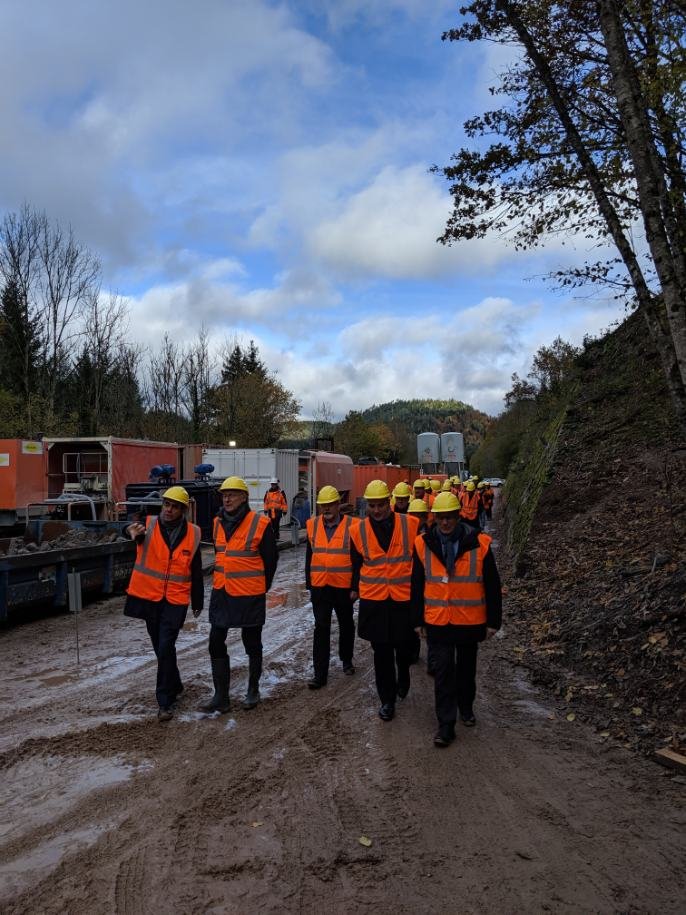 Prefet88's tweet photo. Visite du chantier des travaux du tunnel de Vanémont (pour une ré-ouverture de la ligne Arches/Saint-Dié des Vosges), par P. ORY @Prefet88, D. VALENCE Vice-Président de la Région Grand Est et M. BIZIEN Directeur Territorial SNCF Réseau Grand Est.
Photos : SNCF Réseau Grand Est https://t.co/TNKt5Pvkxk