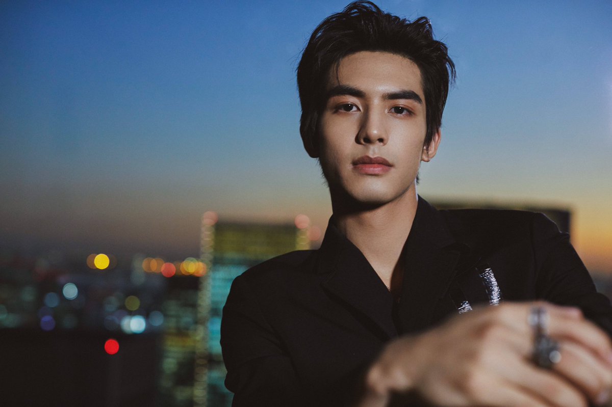 This superior look  #SongWeiLong