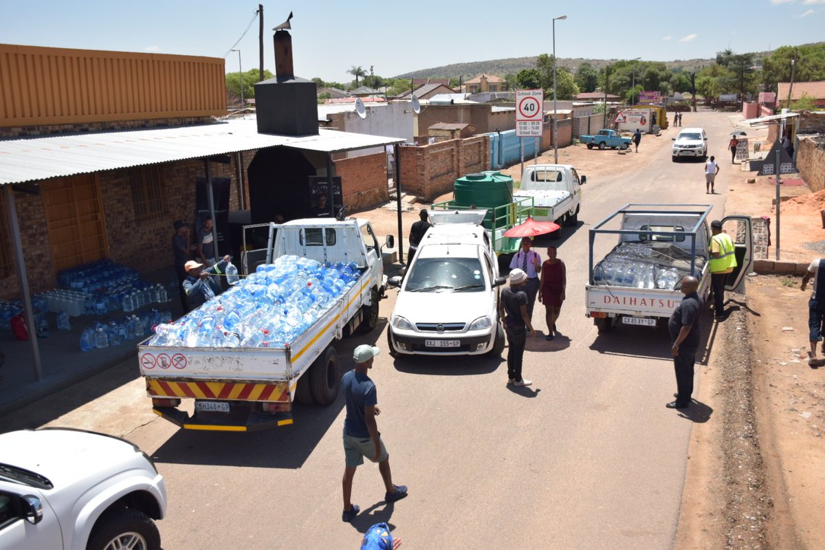 NotInMyNameINT's tweet photo. #NIMNSA_COMMUNICATIONS
As promised, #NOTINMYNAME is at Temba Police Station delivering over 50000L of water to the people of Hammanskraal who have been without safe drinking water for A VERY LONG TIME!!
#HammanskraalWaterCrisis https://t.co/IZaCZI6jsB