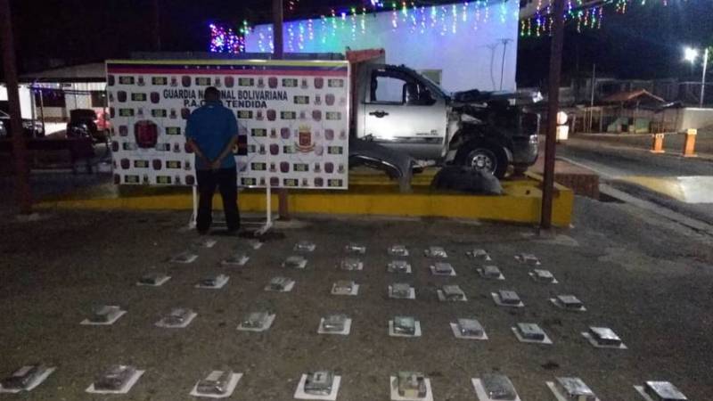 ConElMazoDando's tweet photo. ¡Ni un gramo pasará por el territorio nacional! GNB incautó 44 kilos de cocaína https://t.co/s8KZkk0KPu  #AquíLosVamosAJoder #AquíLesVamosADarPaoPao https://t.co/eKv7GDboQN