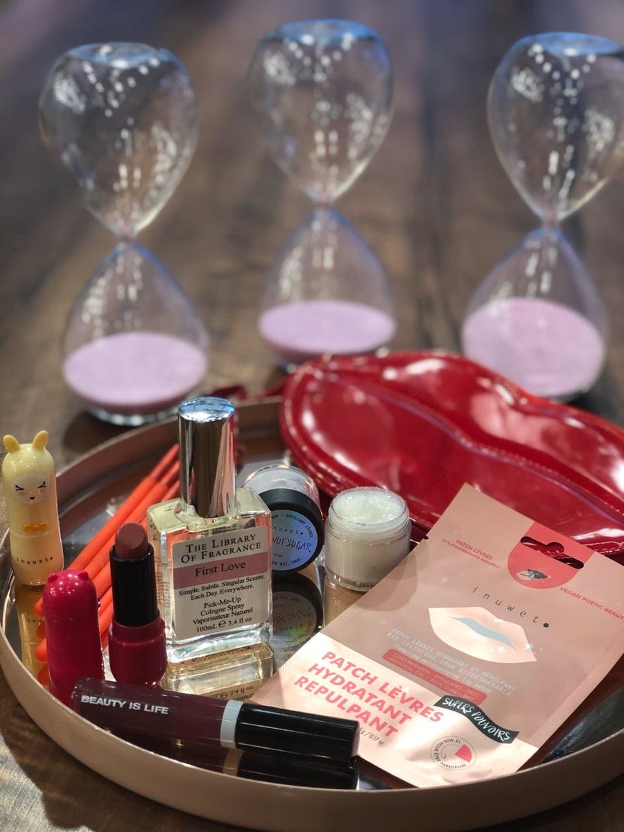 fayskorda's tweet image. Κορίτσια μου 💖 Κάντε retweet στη φωτογραφία κ δυο τυχερές κερδίζουν από ένα νεσεσέρ με καλλυντικά από την @MakeMeUpGreece (scrub κ μάσκα χειλιών,κραγιόν,lip balm,αρωματάκι,πινέλα)