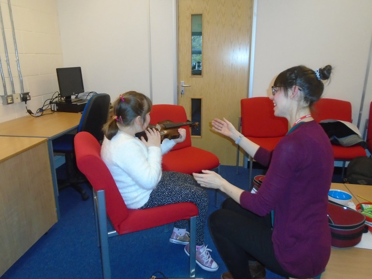 Priestley_Smith's tweet image. @Orchestra_Swan 🎼🎻All the children enjoyed having their music lesson today! Thank you for coming Robin and @LouBraithwaite see you next week! 
#LearningAnInstrument #LoveMusic #OrchestraOfTheSwan #VI