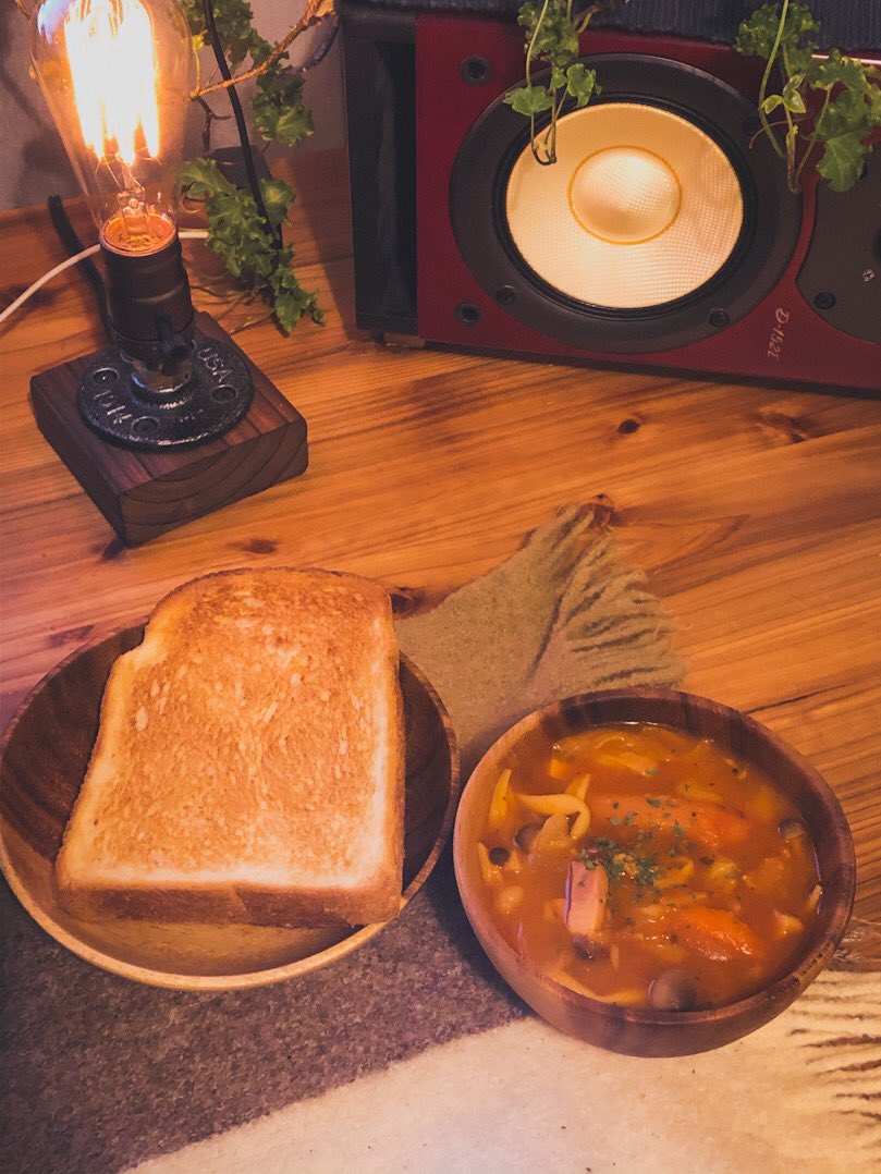 「こんな寒い日は、温かいスープとココアで。 」|ぽちのイラスト