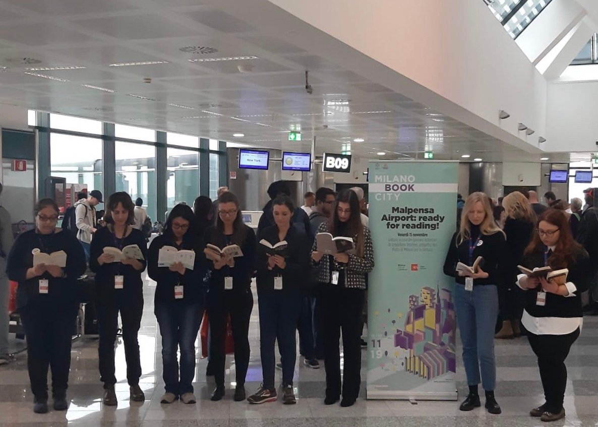 BOOKCITYMILANO's tweet photo. Live dal Terminal 1 dell’aeroporto di #Milano Malpensa, dove oggi ai gate di imbarco dei voli per #NewYork, #Mosca, #Tokyo e #Pechino i passeggeri potranno ascoltare brevi letture dedicate al tema del #viaggio. 
#BCM19 #BookCityMilano https://t.co/ZY9kSO4XjV