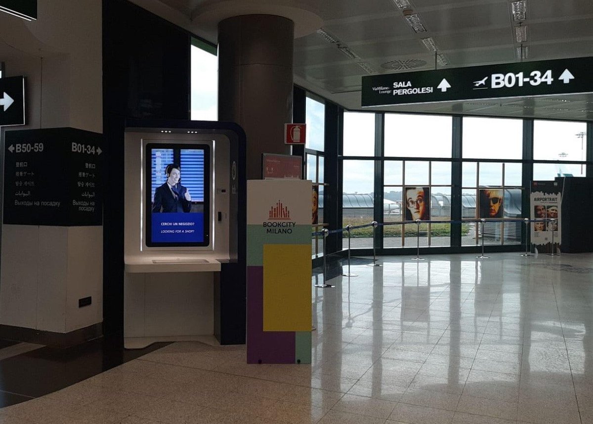 BOOKCITYMILANO's tweet photo. Live dal Terminal 1 dell’aeroporto di #Milano Malpensa, dove oggi ai gate di imbarco dei voli per #NewYork, #Mosca, #Tokyo e #Pechino i passeggeri potranno ascoltare brevi letture dedicate al tema del #viaggio. 
#BCM19 #BookCityMilano https://t.co/ZY9kSO4XjV