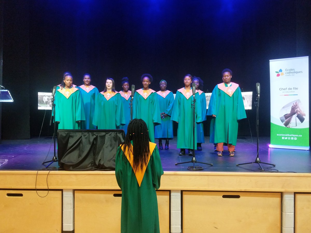 Et c'est parti!  Merci <a href="/joiedetrepere/">Martin Laporte</a> pour ce début humoristique! Et wow, l'hymne national de la chorale de <a href="/Franco_Cite/">ESC Franco-Cité</a>, magnifique! #cecce #partydelaped20 #jpcecce