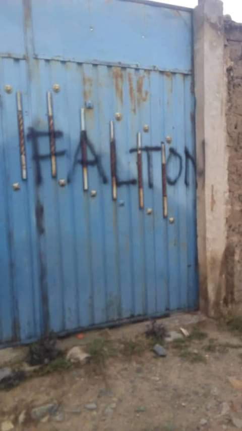 AndrsGomezV's tweet photo. Vecinos del distrito 7 de El Alto se sienten amenazados con marcas escritas en sus puertas; sindican a dirigentes masistas que pretenden obligarles a apoyar las movilizaciones en favor del partido de Evo Morales. https://t.co/UxLFfcif0B