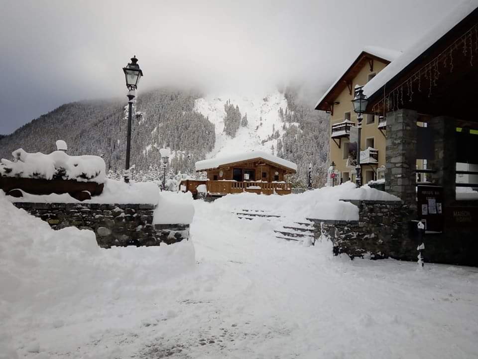 La piazza di #Cogne oggi❄️❄️
(Foto di Edi Jeantet)