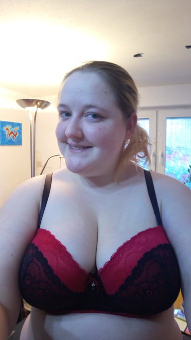 Ellie Babe’s pics and videos