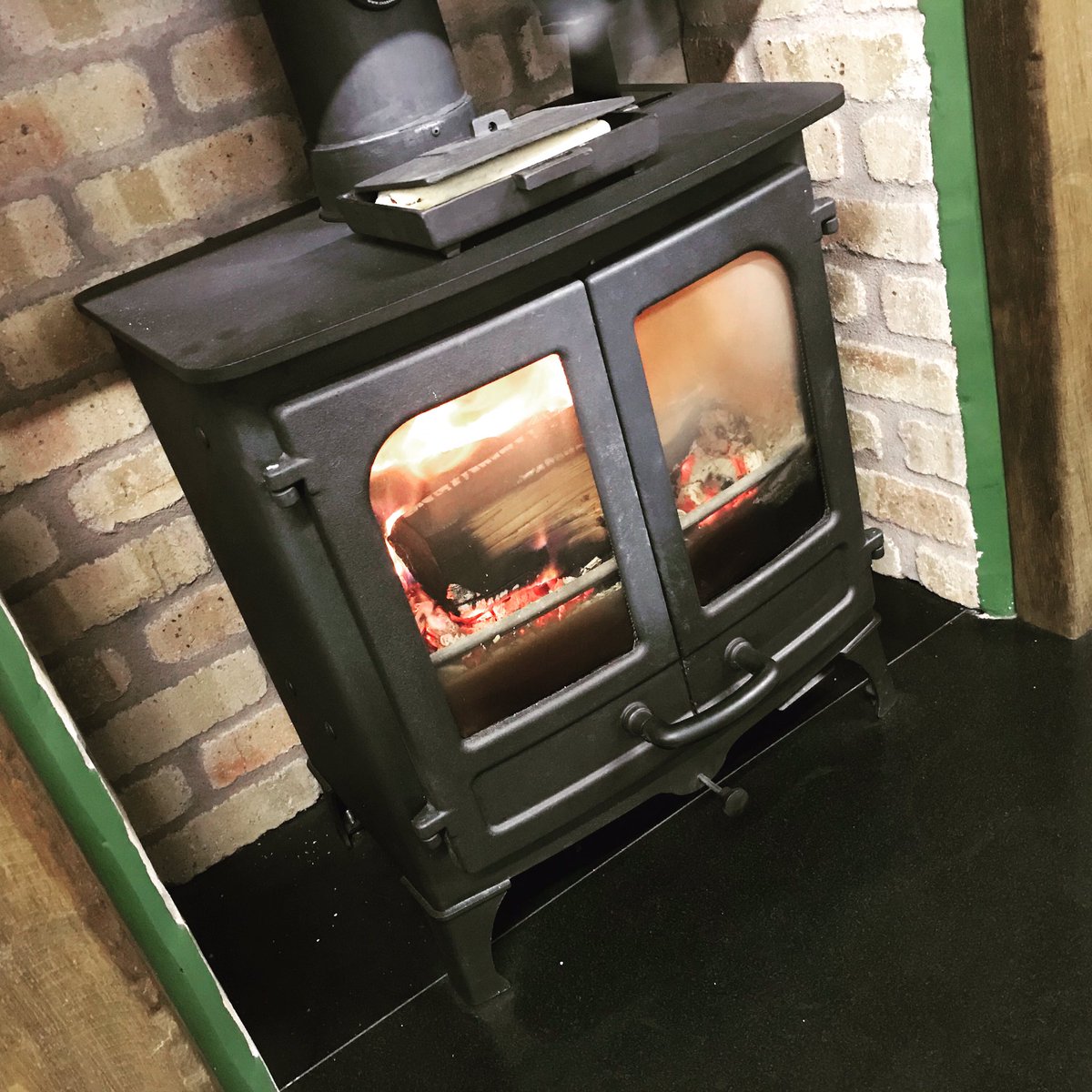 fbs_flues's tweet photo. Nothing better than a freshly toasted Panini hot off the Charnwood Stoves Island 1 BLU. Panini cookers are available to buy from our showroom for only £30 
#FBSfoodfriday #stovetopcooking #charnwoodstoves #woodburner https://t.co/Rm3PAoxM1B