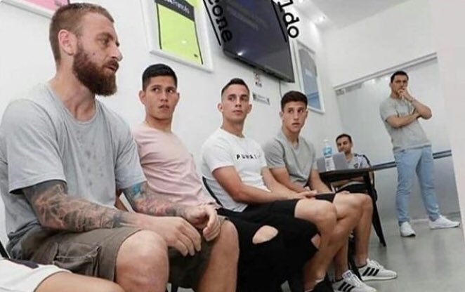 - Me trajeron engañado de mi Italia natal, dijeron que eran el club má grande de América pero empecé a sospechar cuando perdimo con el Almagro, ahora tengo un contrato de tre año y no puedo volver... esa es mi historia