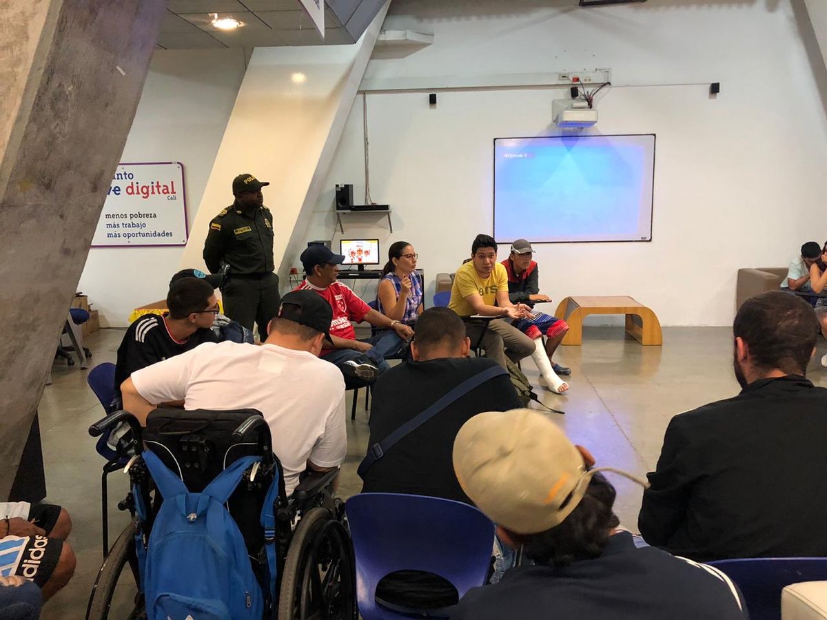 BRS_COL's tweet photo. Primera jornada piloto con la barra futbolera y cultural Barón Rojo Sur y secretaria de salud de Cali, en el aera de salud mental para prevención de consumo de sustancias psicoactivas en nuestros integrantes.
NO A LA DROGA, acá vinimos a alentar al equipo más popular de Colombia https://t.co/QARieky6Fd