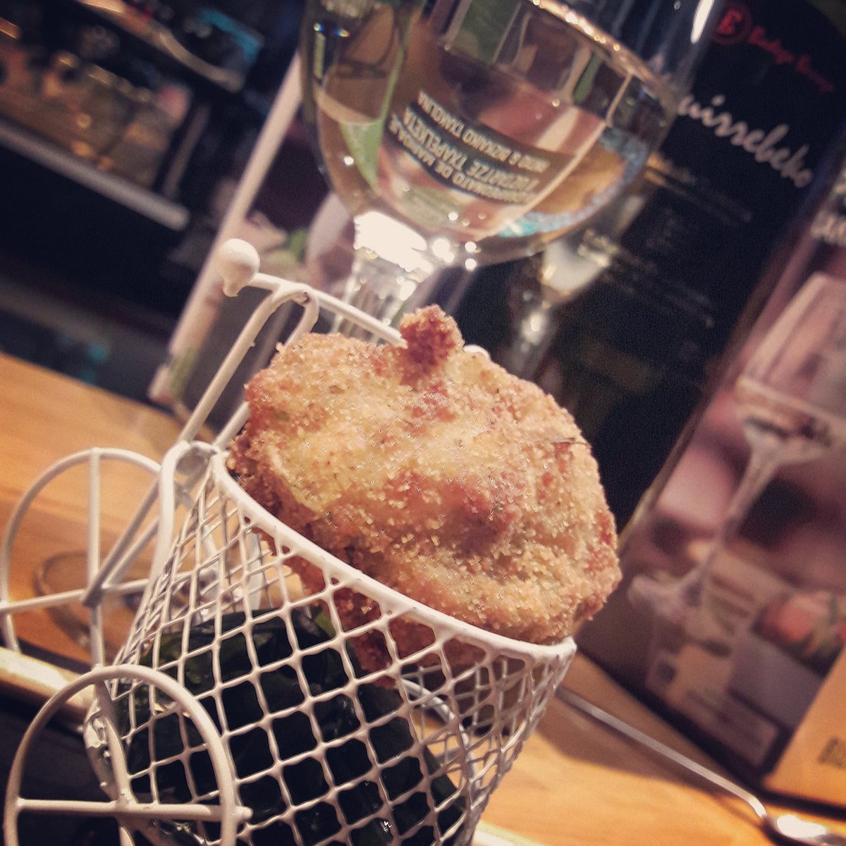 popthewine's tweet photo. En La Piedr nos proponen un interesante maridaje con el #txakoli #Agirrebeko @bodegaberroja para este II Campeonato de Maridaje de Pintxos &amp; Bizkaiko Txakolina en #Pamplona... Almeja rellena de carabinero con alga wakabi... a ver que sale. #BizkaikoTxakolinaEnPamplona https://t.co/urwZHfZEgj