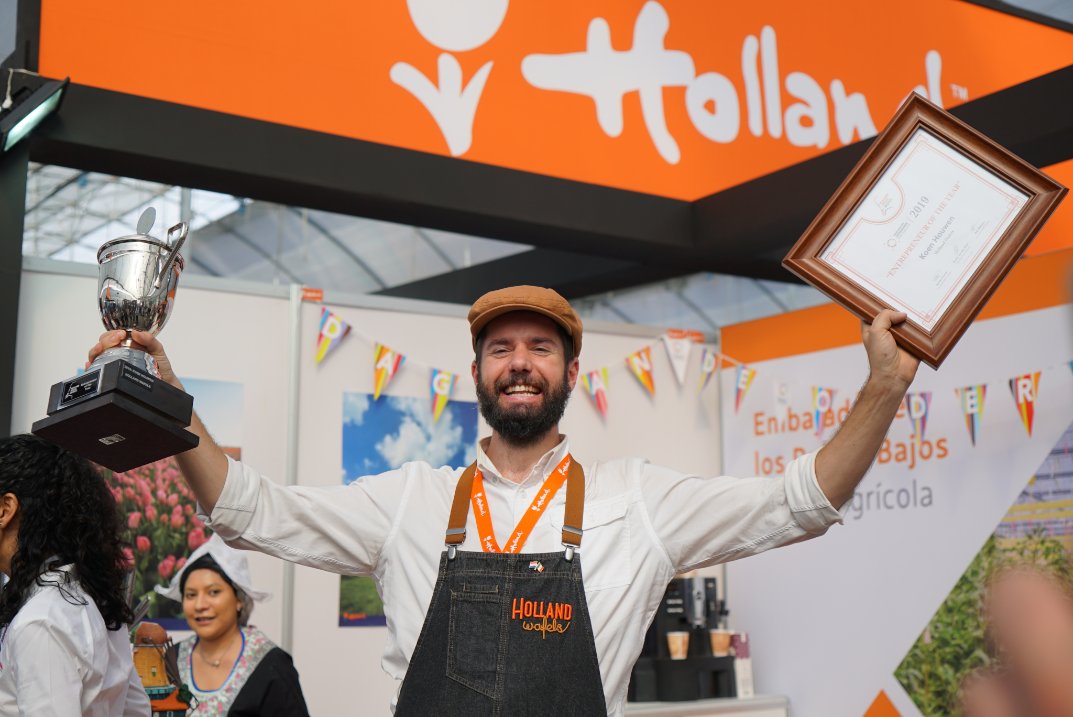 HortiView's tweet photo. 📸🍅 #MomentosExpoAgro Koen, el empresario Holandés en México del año. Felicitaciones @HollandWafels https://t.co/t9GdvGRTCN