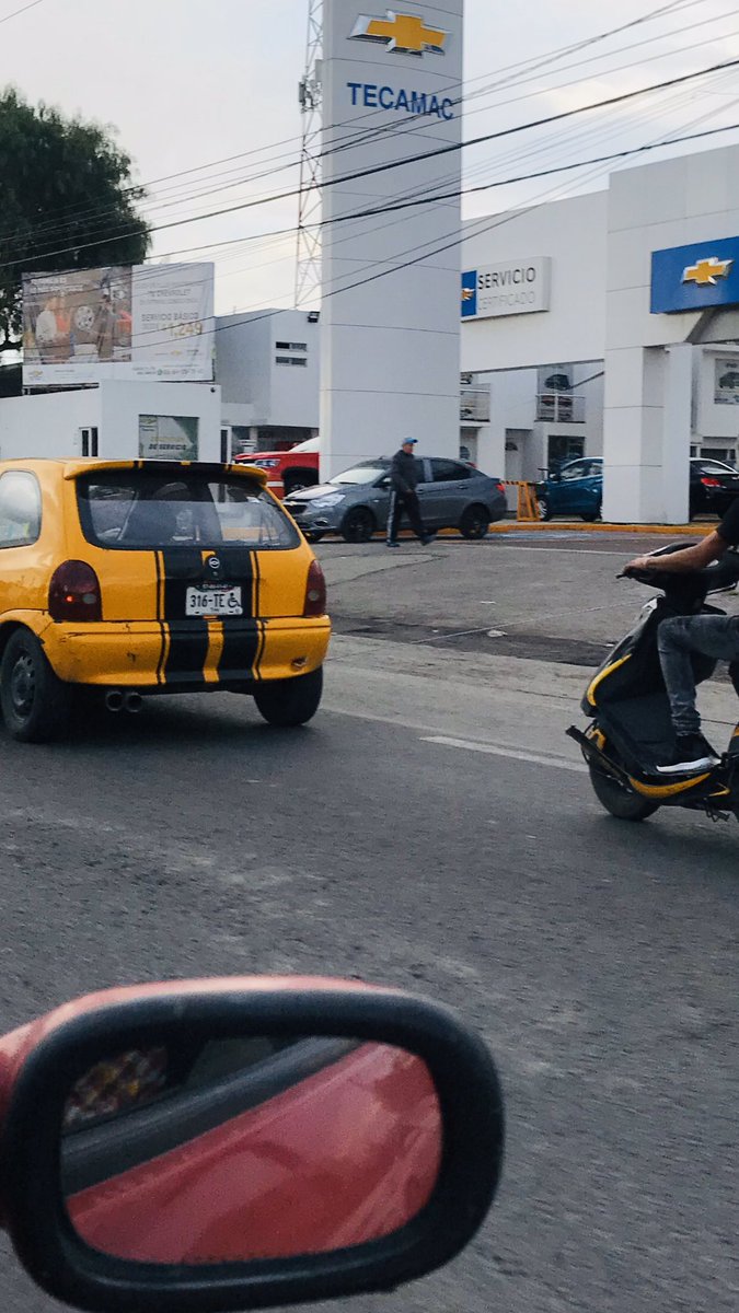 Mi aporte <a href="/frankymostro/">Franky Mostro</a>  para el #ViernesDeRoñas, no se quien tiene más discapacidad el de la placa o el de la moto remolcada (vean el lazo) saludos desde Pachuca