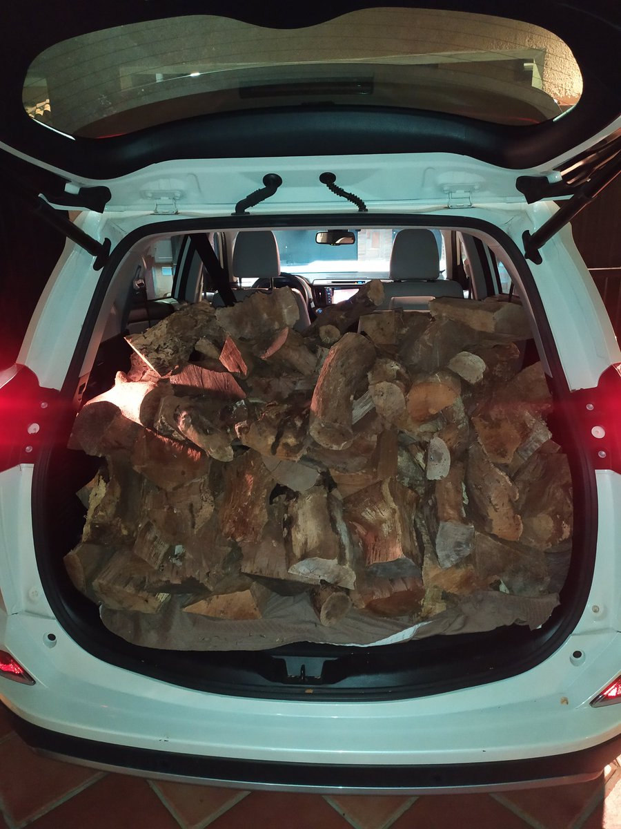 EliasGrima's tweet image. #Toyota #RAV4 con 400 kilos de leña! 
Todo un clásico de los inviernos de #SoLoCliMa pero eso si! Cada año antes! 
400 kilos! 
Un #CocheElectrico ya se estaría sin batería solo con 4 maletas llenas! 🤣
