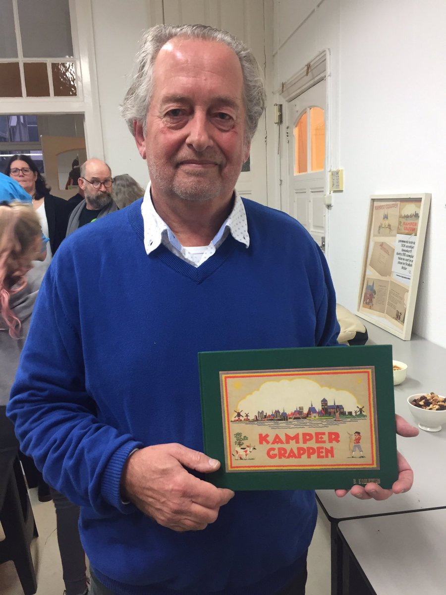 bortkoelewijn's tweet photo. Vanmiddag presenteerde vrijwilliger en boekbinder bij het Grafisch atelier Hans van Waard een herdruk van de in 1924 gepubliceerde ‘Kamper Grappen’. @Impact_S_Media heeft het gedrukt. Over de ongeëvenaarde wijsheid van ons Kampenaren. Prachtige uitgave! https://t.co/mZcwaM4dK4