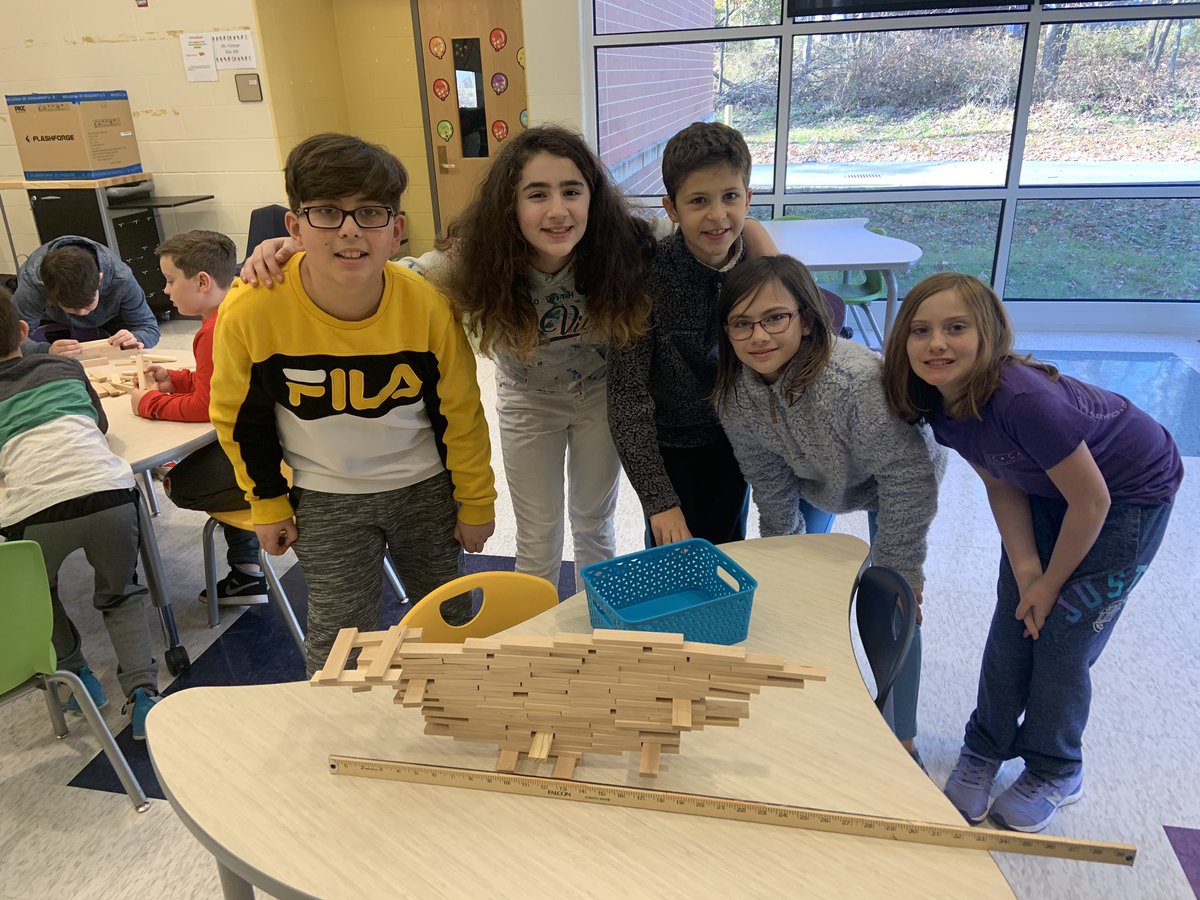 CourtFerraro19's tweet photo. Loving our afternoon of Maker Space!! So fun!! #itsgottabeBHE #makerspace https://t.co/I9nutonAYG