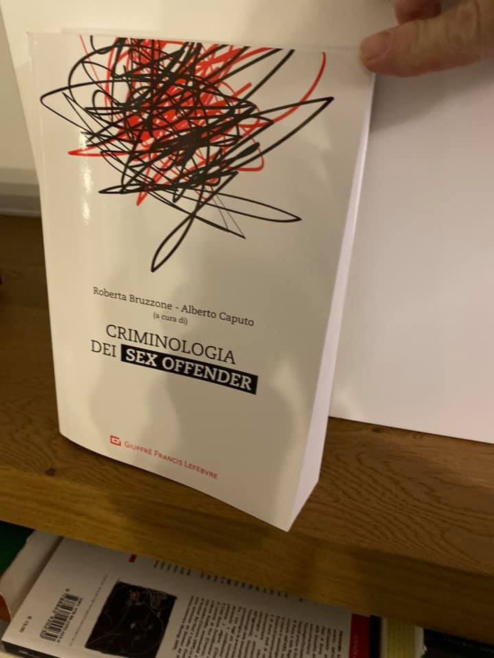 RobertaBruzzone's tweet photo. Eccolo!!!! Ufficialmente nelle mie mani!!!!!
E son soddisfazioni!! Con Alberto Caputo https://t.co/FskFM2BY2E