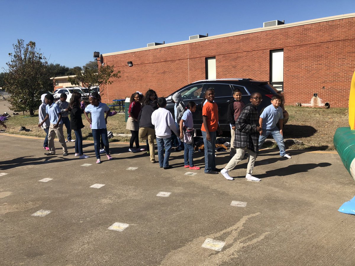 5th grade scholars enjoying the bounce houses for scoring 80% or above on the interim assessments and/or meeting their growth goal target! 🎉 #magicatmitchell #goalgetters #leadingwithLAN @martina_aileen <a href="/Amanda_Tiede381/">Amanda Tiede</a> @LA_MitchellBlvd <a href="/pdilley5/">Priscila Dilley, Ed.D</a>