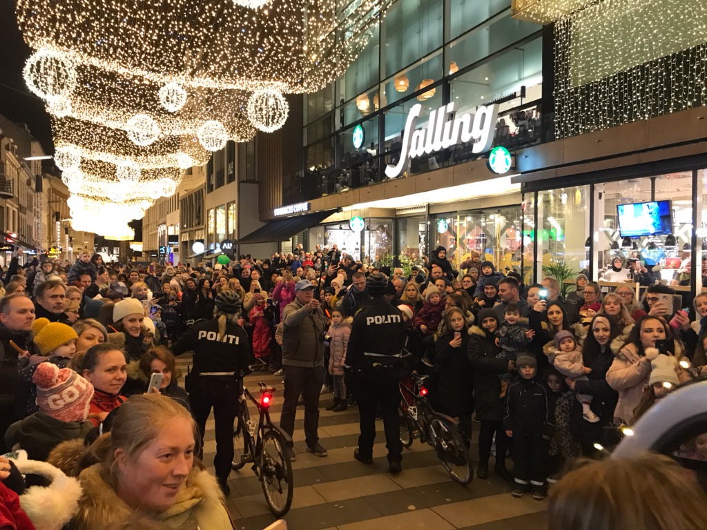 Julemanden kom til Aarhus her til aften, og vi sørgede selvfølgelig for, at han kom godt og sikkert igennem byen, så alle de søde børn kan få deres gaver til jul. God aften til alle #politidk https://t.co/v9TDl16exV