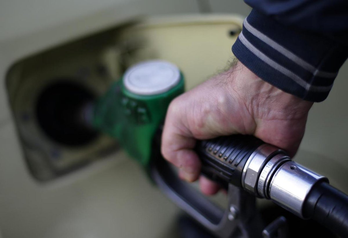 Iran Moves on Ultra-Cheap Petrol, Starts Rationing | Asharq Al-Awsat