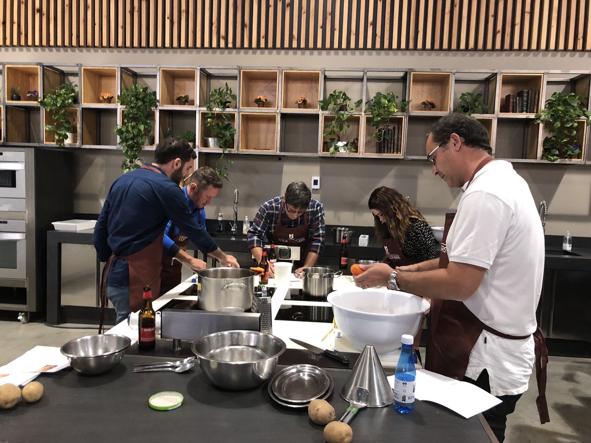 ZSEspana's tweet photo. 🎂 ¡Así hemos celebrado en España el 125 aniversario del Grupo #ZschimmerSchwarz, que ha coincidido con el #DíadelaQuímica! Todo el equipo nos hemos juntado en una sesión de teambuilding en @Gasmaes #cooklovers y después hemos comido nuestras preparaciones. ¡Divertido y muy rico! https://t.co/TbqBQHnzxb
