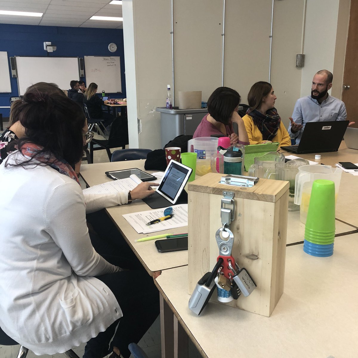 LaureBed's tweet photo. Fière d’accompagner des collègues enseignants CFER d’un peu partout au Québec à repenser leur Caravanes.  On crée des Breakout ! #cferpic #cferquebec #csdps https://t.co/1MM35VeLd8