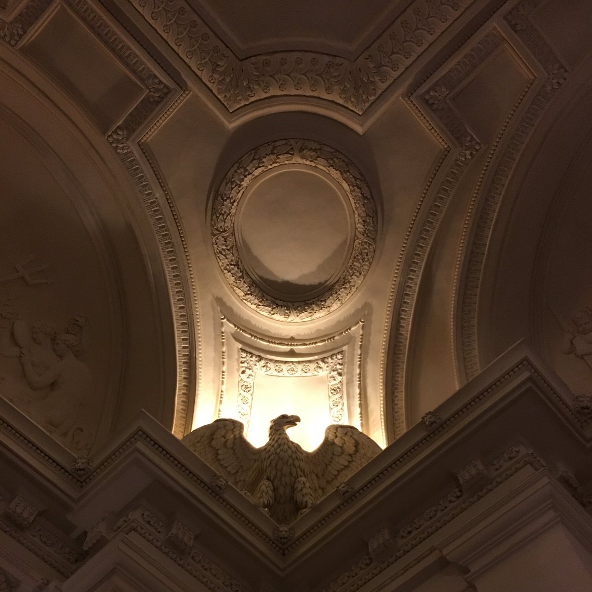 Guiguiii94's tweet photo. Sympathique cocktail nocturne au château de #Maisons pour l’inauguration des grilles et du portail splendidement restaurés. Fier d’avoir contribué à l’opération #MaPierre, un coup de pouce au @leCMN pour l’entretien de notre patrimoine national ! https://t.co/DzNpvCrfzW