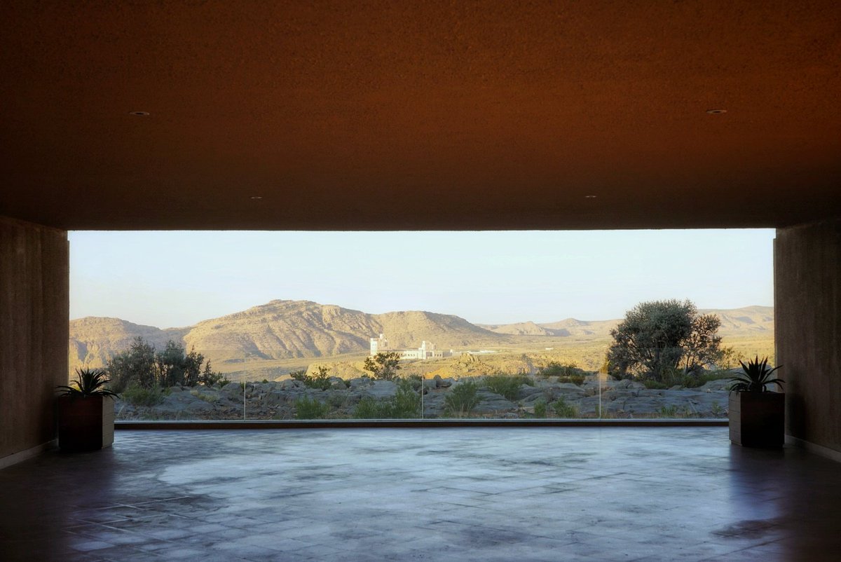 🔥🔥🔥 Arrived at @AnantaraJabal just in time for this stunning sunset over the canyon below. It's very easy to see why this is one of the most beautiful hotels in <a href="/ExperienceOman/">Experience Oman</a> - the views of the mountains from here are just ridiculous! #Ad #ExperienceOman