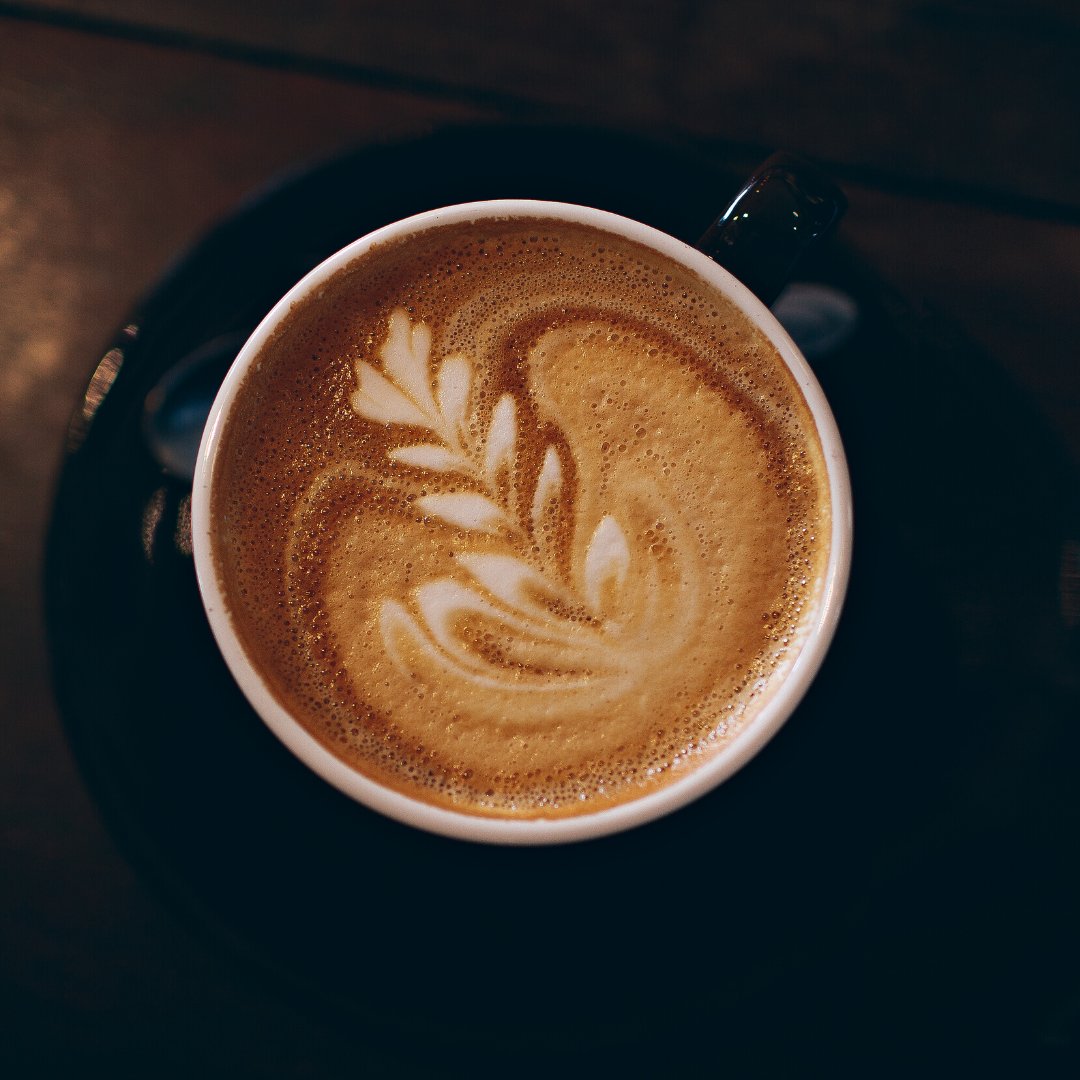 латте арт на флэт уайт. черный капучино. черный кофе кофе. желтая картинка с капуччино на черном фоне. кофе.