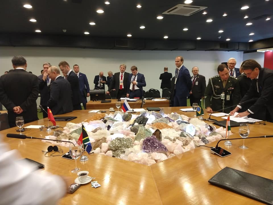CristinasLoure1's tweet image. Mitoooo...
Na decoração da mesa de reuniões do encontro dos países emergentes - BRICS - não haviam flores e sim as riquezas naturais de nosso país.
Maravilha!