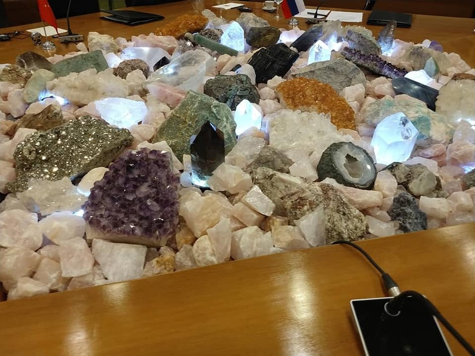 CristinasLoure1's tweet image. Mitoooo...
Na decoração da mesa de reuniões do encontro dos países emergentes - BRICS - não haviam flores e sim as riquezas naturais de nosso país.
Maravilha!