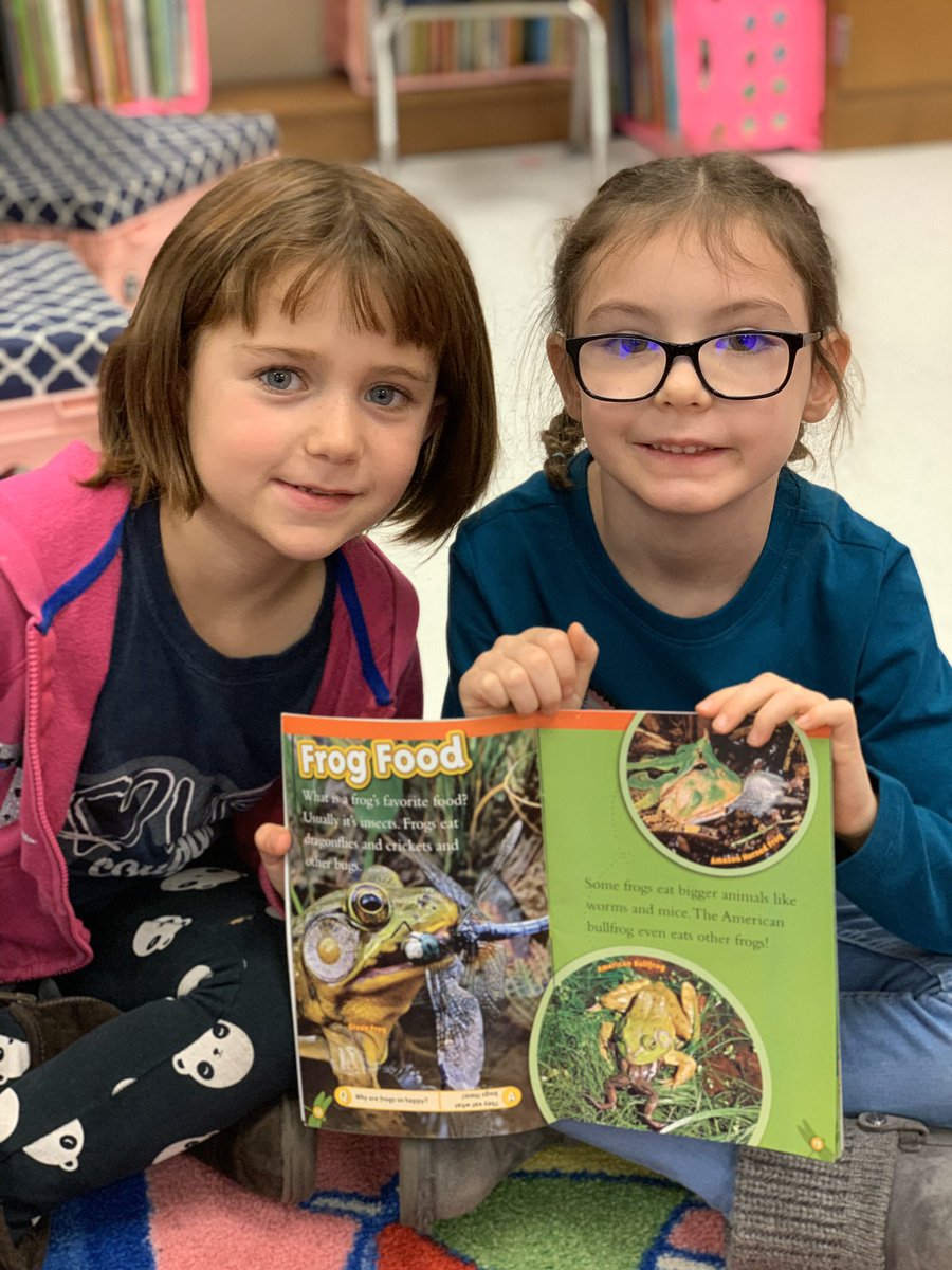 CubRunCongdon's tweet image. Exploring our non fiction books and searching for text features!! 😍 #tableofcontents #heading #photographs