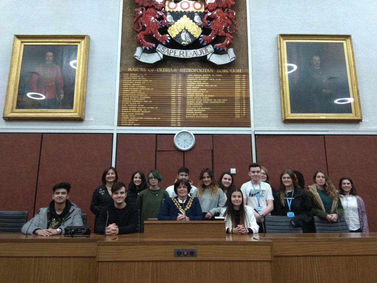 OSFC_Spanish's tweet photo. @OSFC_Info 
 Spanish Exchange in Oldham 2019: many thanks 
@OldhamCouncil @OldhamMayor 
 for your warm welcome #meetingthemayor #osfcelintercambio https://t.co/FpsjoL5RrZ