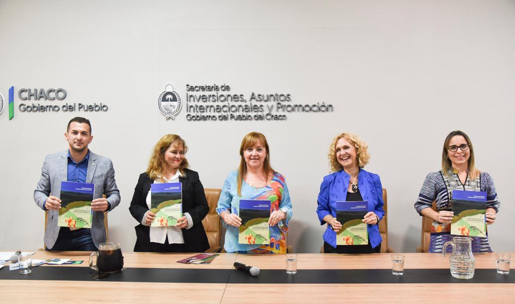Educ_Amb_Chaco's tweet photo. Presentamos el Plan Estratégico de Educación Ambiental, en la Casa del Chaco en Buenos Aires. Un instrumento para la política ambiental de nuestra provincia con una construcción colectiva para el cuidado del 🌎 https://t.co/wbhiJZd0ri