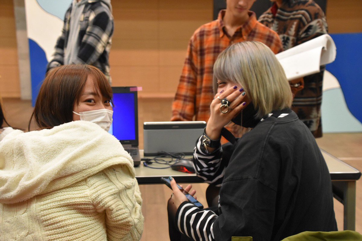 fruitpunchdayo's tweet photo. 本日も稽古終了しました！！！
٩(๑❛ᴗ❛๑)۶

今回の写真は後輩たち
そして演劇ゼミOB・OGさん
など色々な人に支えられながら
作品を作っているのがわかる写真
です。(((o(*ﾟ▽ﾟ*)o)))♡
#演劇ゼミ #演劇ゼミOB・OG #後輩
#支えられる　#大手前大学 https://t.co/HSE6qX2n1x