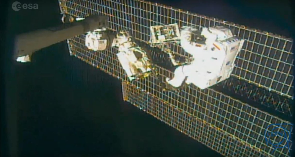 ItalianAirForce's tweet image. #SpacewalkForAMS: @astro_luca avrà il compito di riparare il sistema AMS-02 (Alpha Magnetic Spectrometer) il cosiddetto cacciatore di particelle cosmiche che fu portato in orbita dall'astronauta @esa e pilota dell'#AeronauticaMilitare Roberto Vittori con missione Shuttle STS-134
