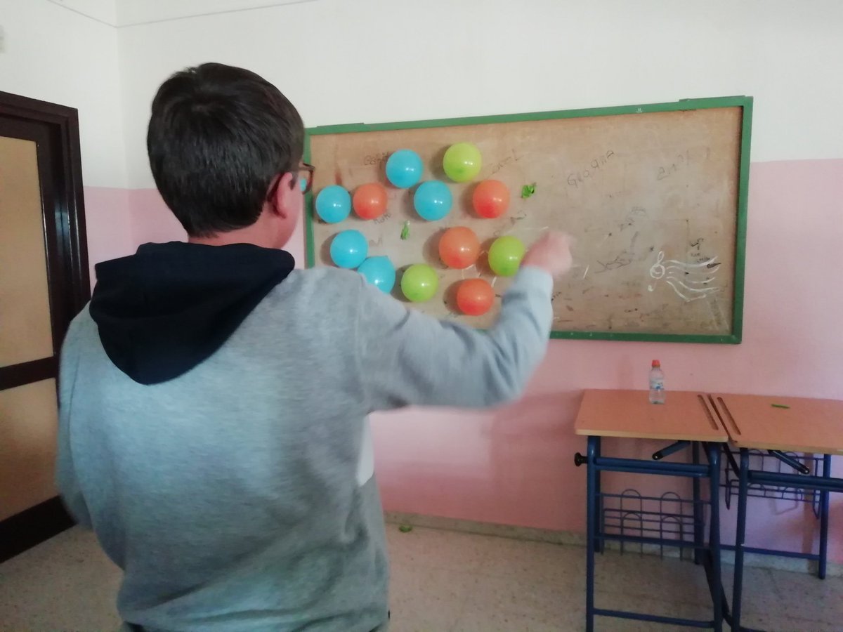 Sandra78319511's tweet photo. Juego de los globos explosivos!! Se lo vi a @BeatrizCerdan y me pareció genial. Ahora, después de hacerla en Biología y geología 1 Eso..... Me parece espectacular porque creo haber enganchado mucho a los alumnos y emocionado a la seño!! https://t.co/UUxWFul3Of