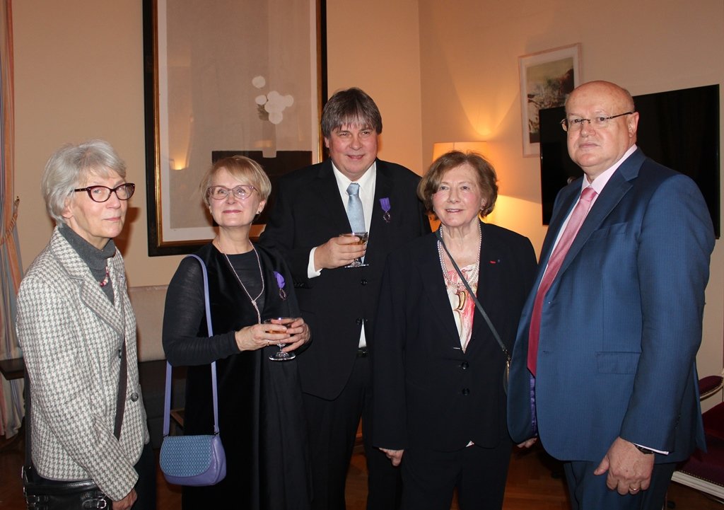 ambafrancefi's tweet photo. Mervi Helkula et Kari Kivinen, chevaliers dans l’Ordre des palmes académiques, en présence des responsables de la section locale de l'AMOPA @IFFinlande @Kari_Kivinen @HRSK_LFF #Finlande https://t.co/ZUE3N9j1RY
